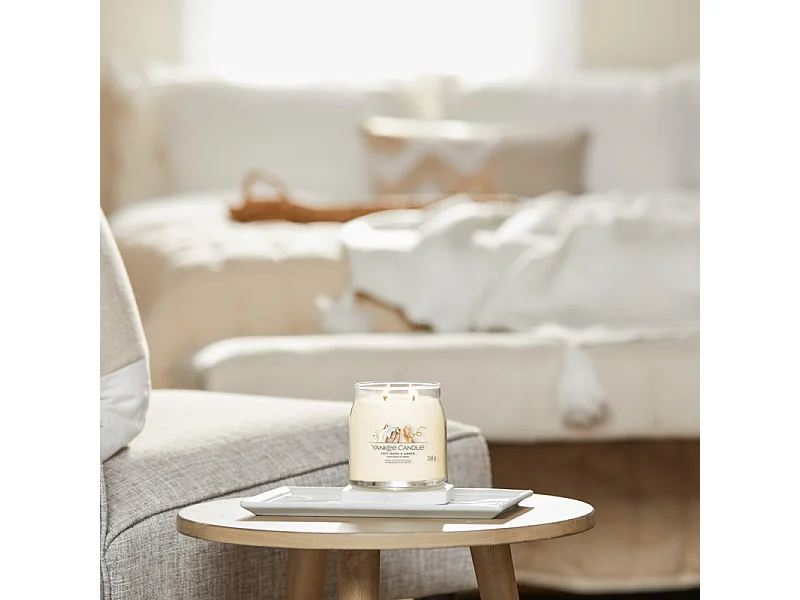 Świeca zapachowa w średnim słoju, Soft Wool Amber, kremowy 368 gr, Signature