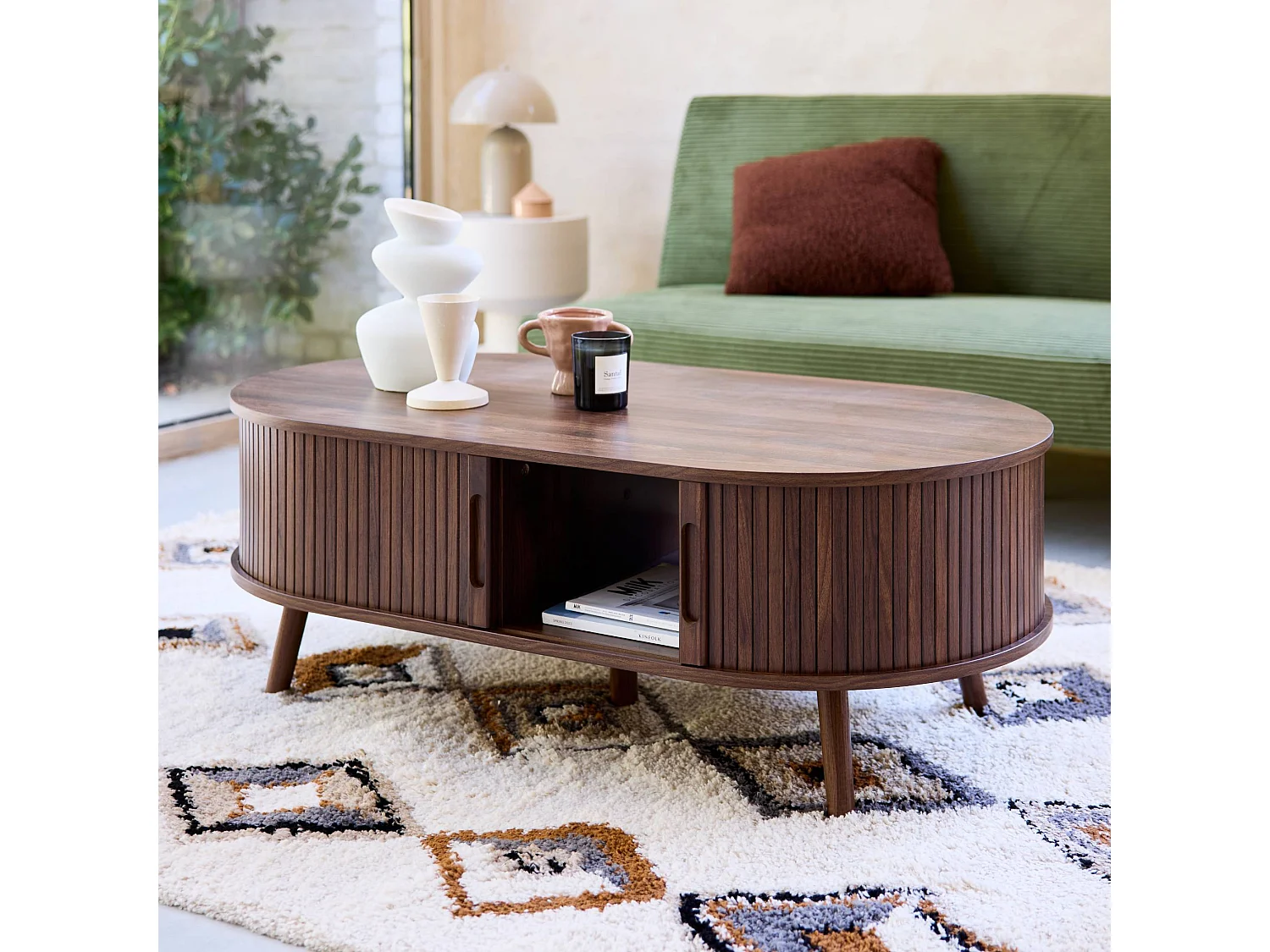 Table basse 2 portes coulissantes avec 3 compartiments décor bois rainuré noyer. L 110 x P 59 x H 39cm