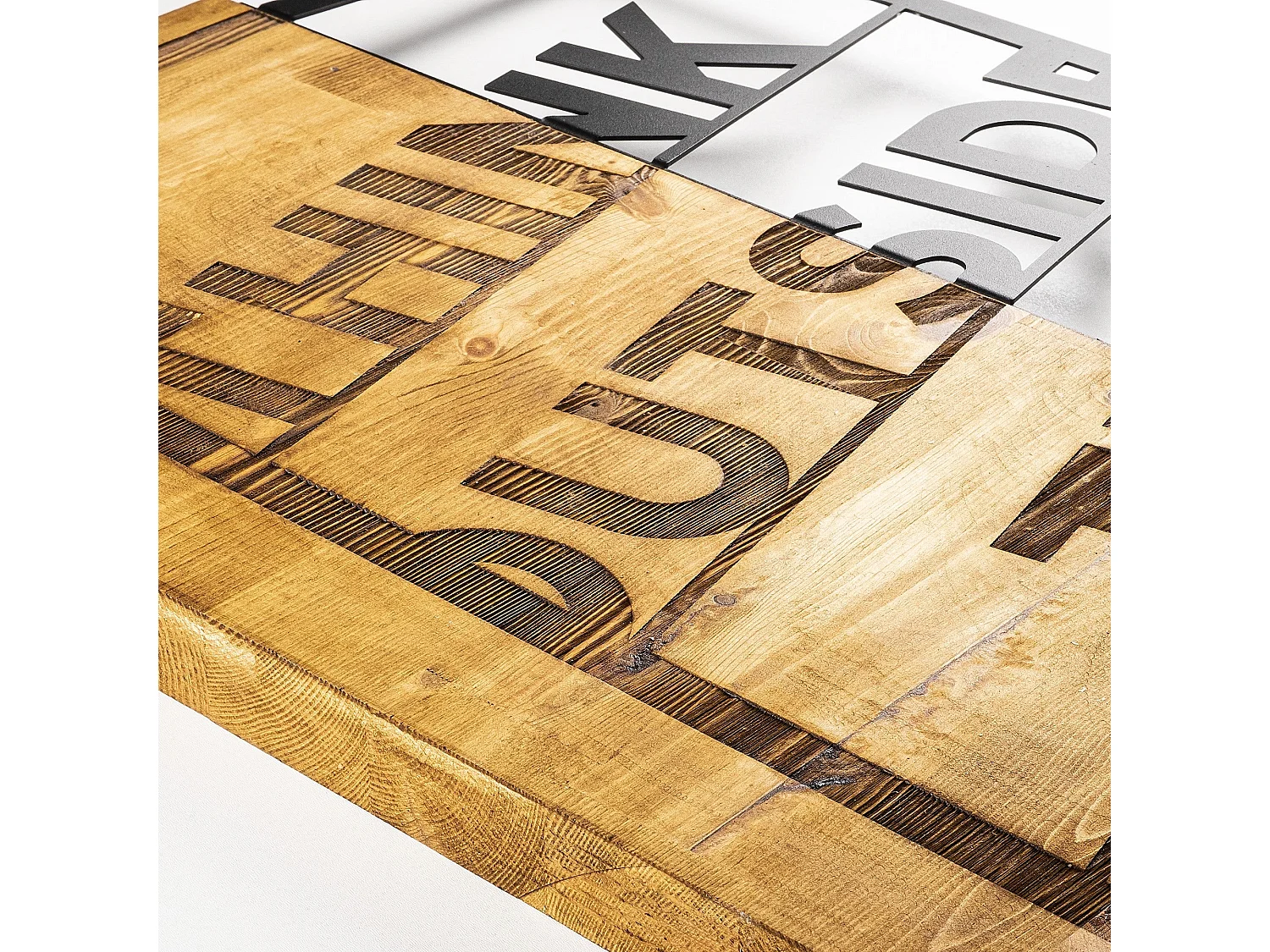 Accesorio decorativo de pared – 42 x 58 cm – Nogal y negro – Madera y metal