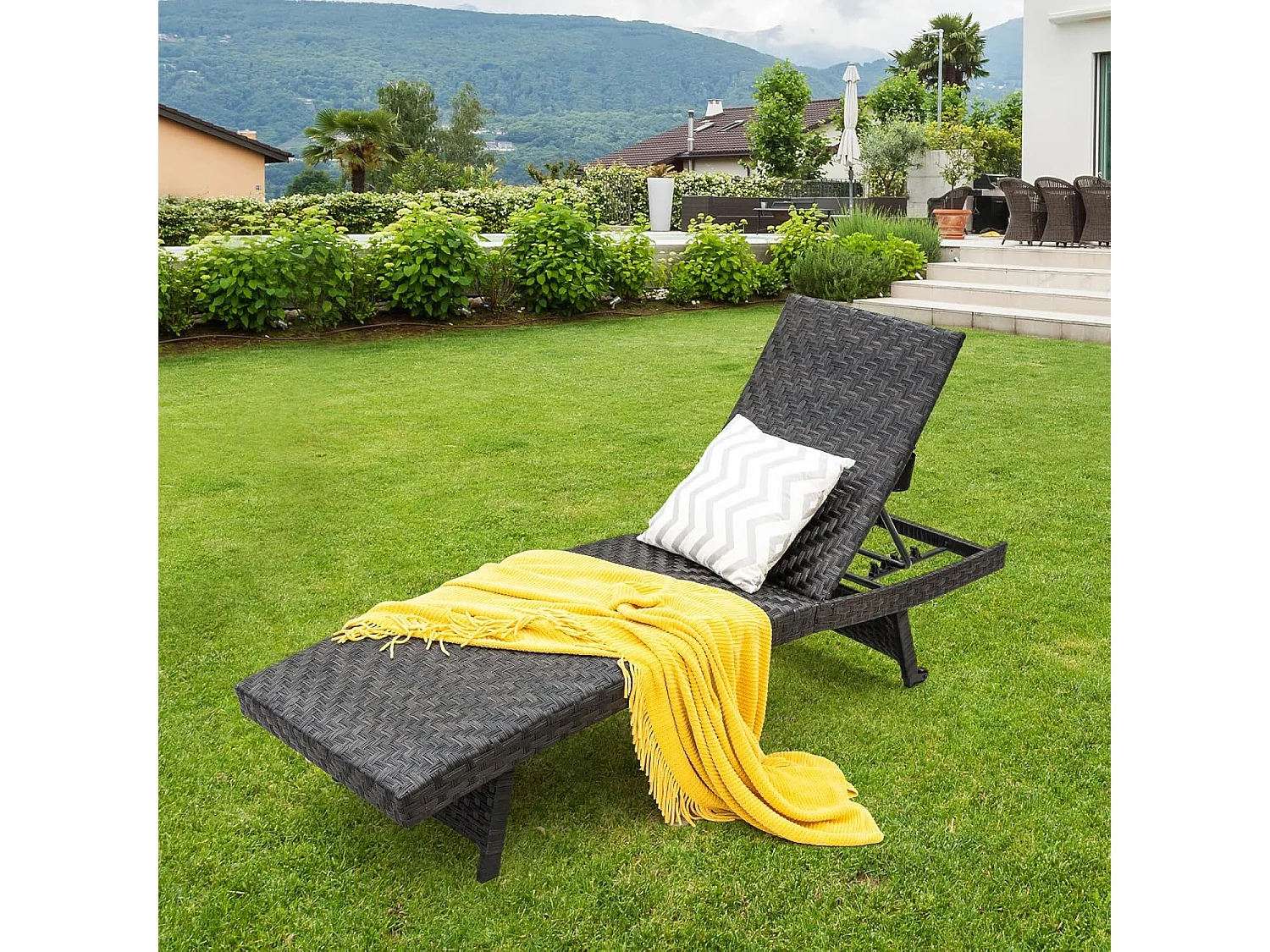 Zonnebed, inklapbaar, ligstoel met 5-voudig verstelbare rugleuning en wielen, relaxstoel met metalen frame,klapstoel in rotanlook, ligstoel voor terras, zwembad