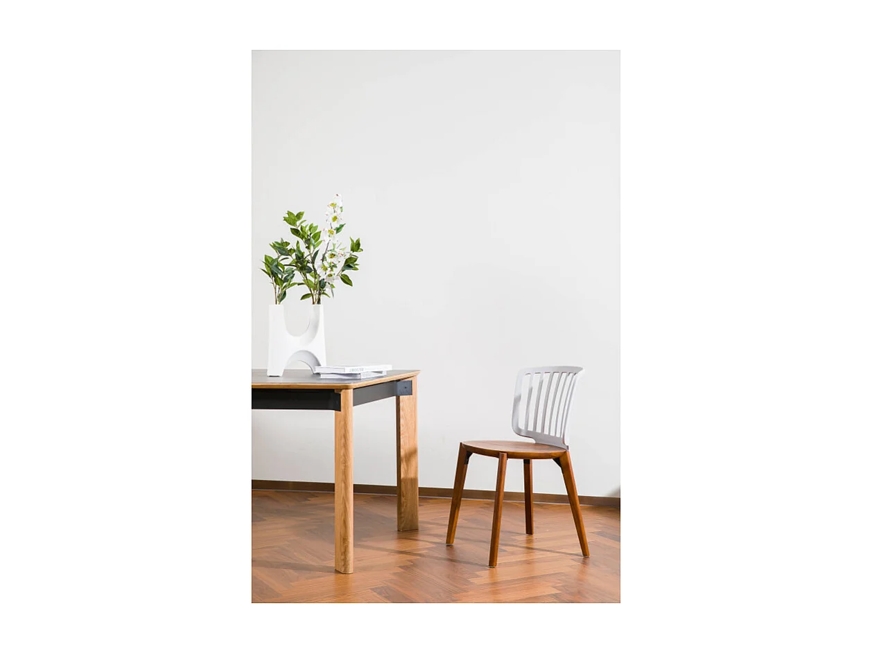 Chaise Eira Design Scandinave – Dossier Résine Noir, Assise Bois – Pieds Bois Naturel