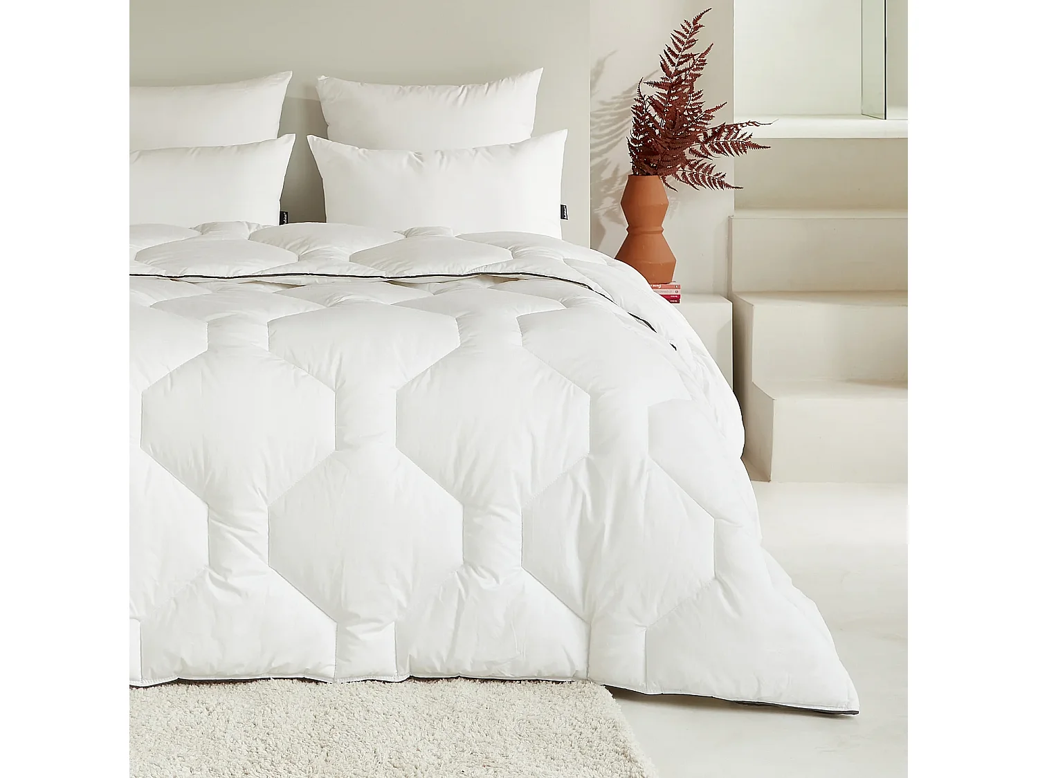 Couette tempérée en synthétique - 300 gr/m² - 260 x 240 cm