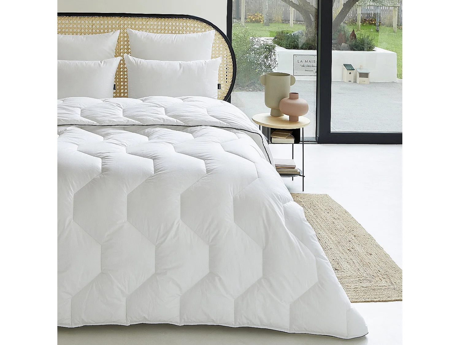 Couette tempérée en synthétique - 300 g/m² - 240 x 220 cm