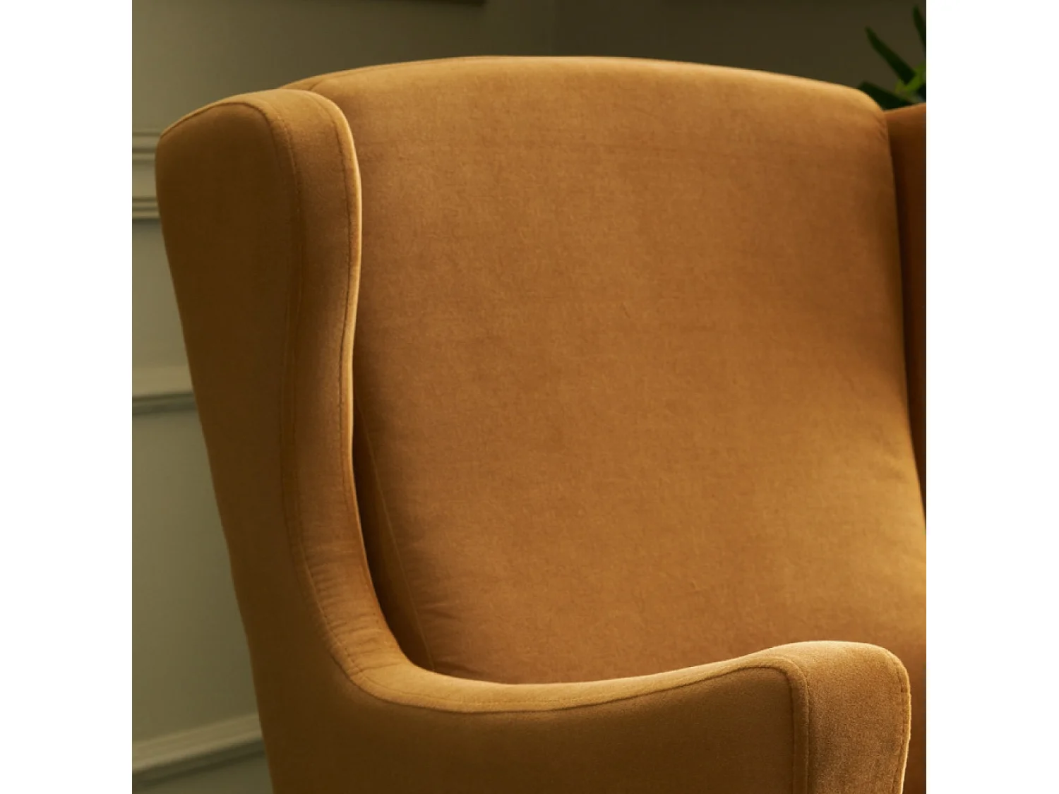 Fauteuil à oreilles en velours moutarde WILLIAMS