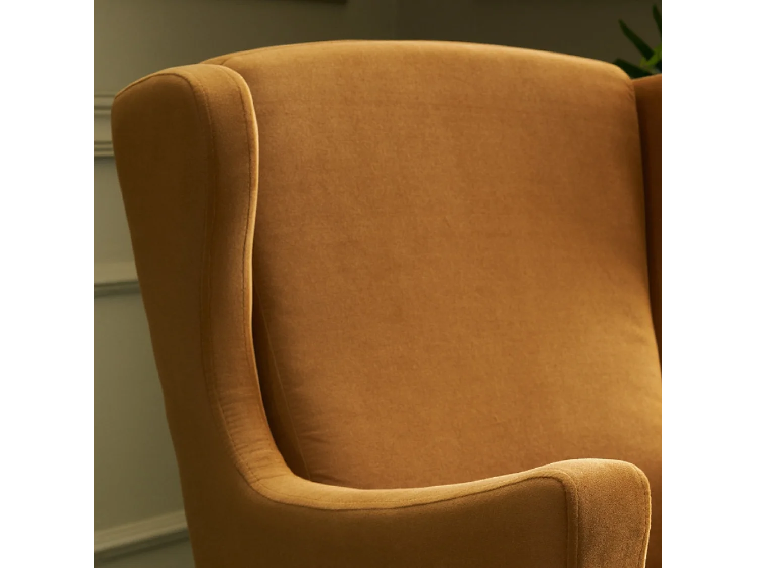 Fauteuil à oreilles en velours moutarde WILLIAMS