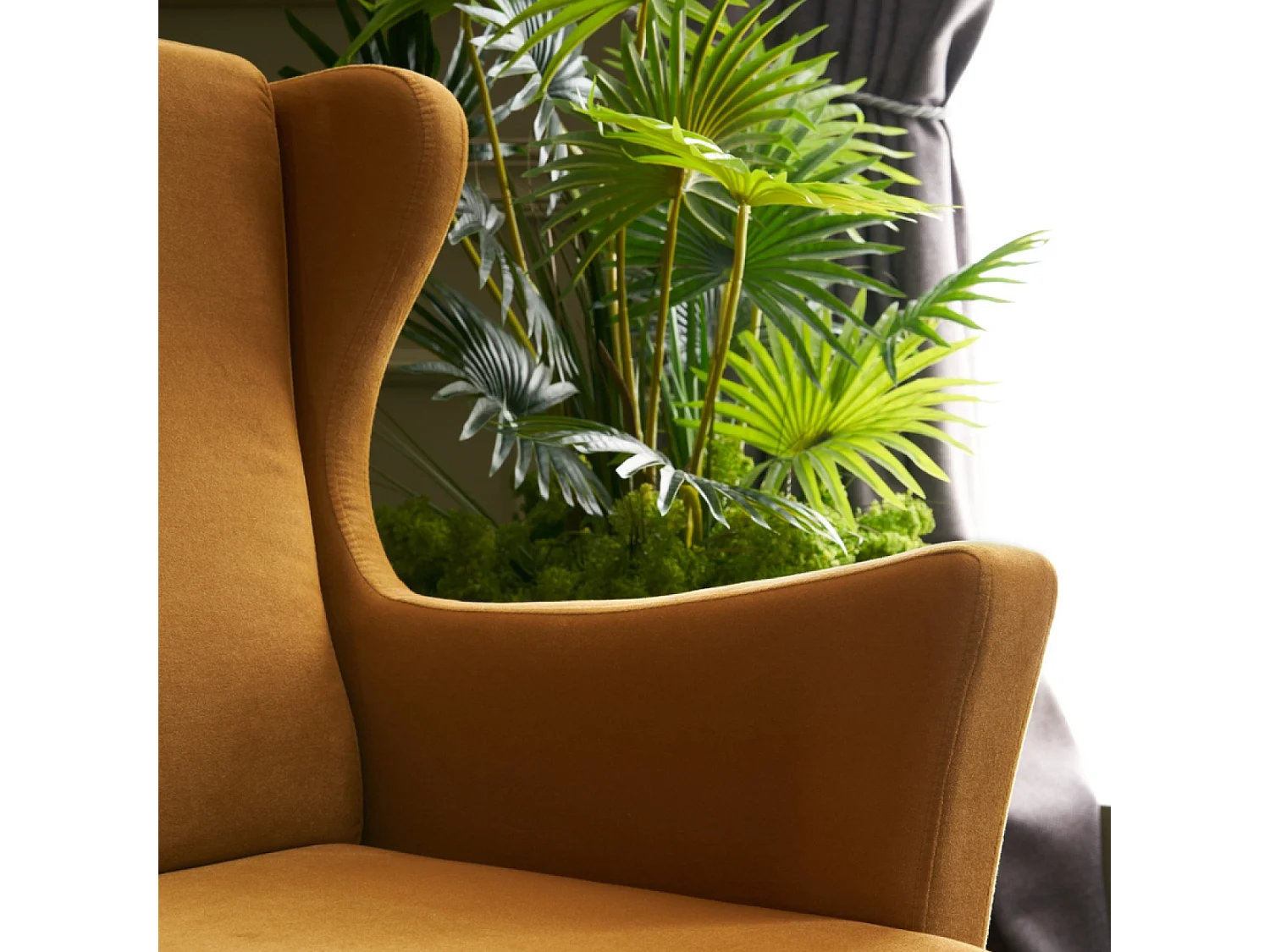 Fauteuil à oreilles en velours moutarde WILLIAMS