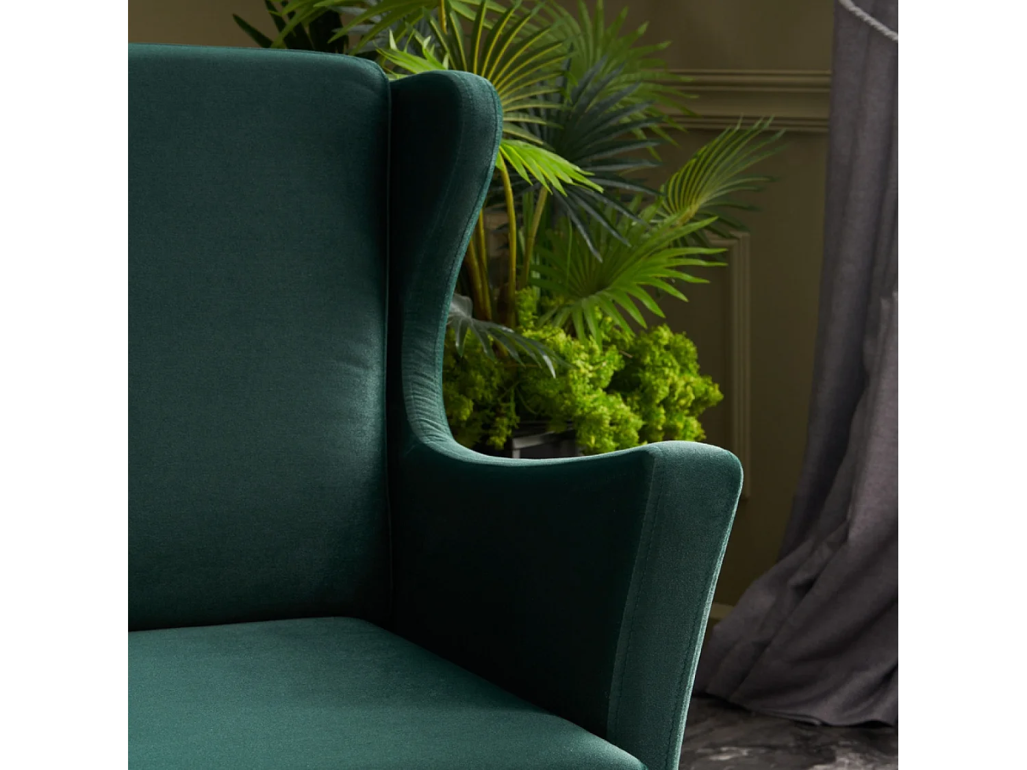 Fauteuil à oreilles en velours vert WILLIAMS