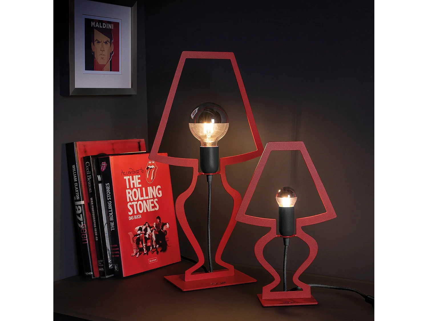 Lampe de table Silhouette Ø22x33 cm Fer perforé Rouge Fabriqué en Italie Connexion E14 Complément d'ameublement
