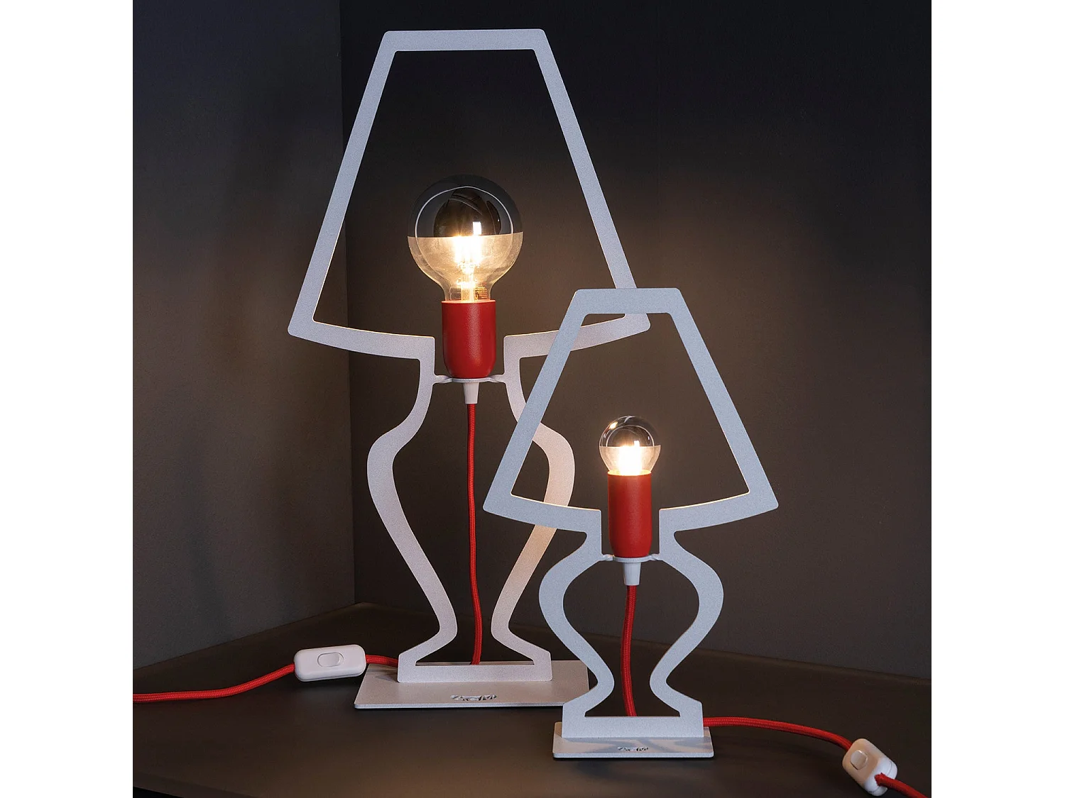 Lampe de table Silhouette Ø22x33 cm Fer perforé Blanc Fabriqué en Italie Connexion E14 Complément d'ameublement
