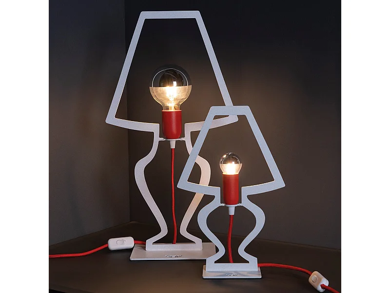 Große Silhouette-Tischlampe 30x54 cm aus stilisiertem Eisen. Modernes, traumhaftes Design. E27-Anschluss. Hergestellt in Italien. Weiß