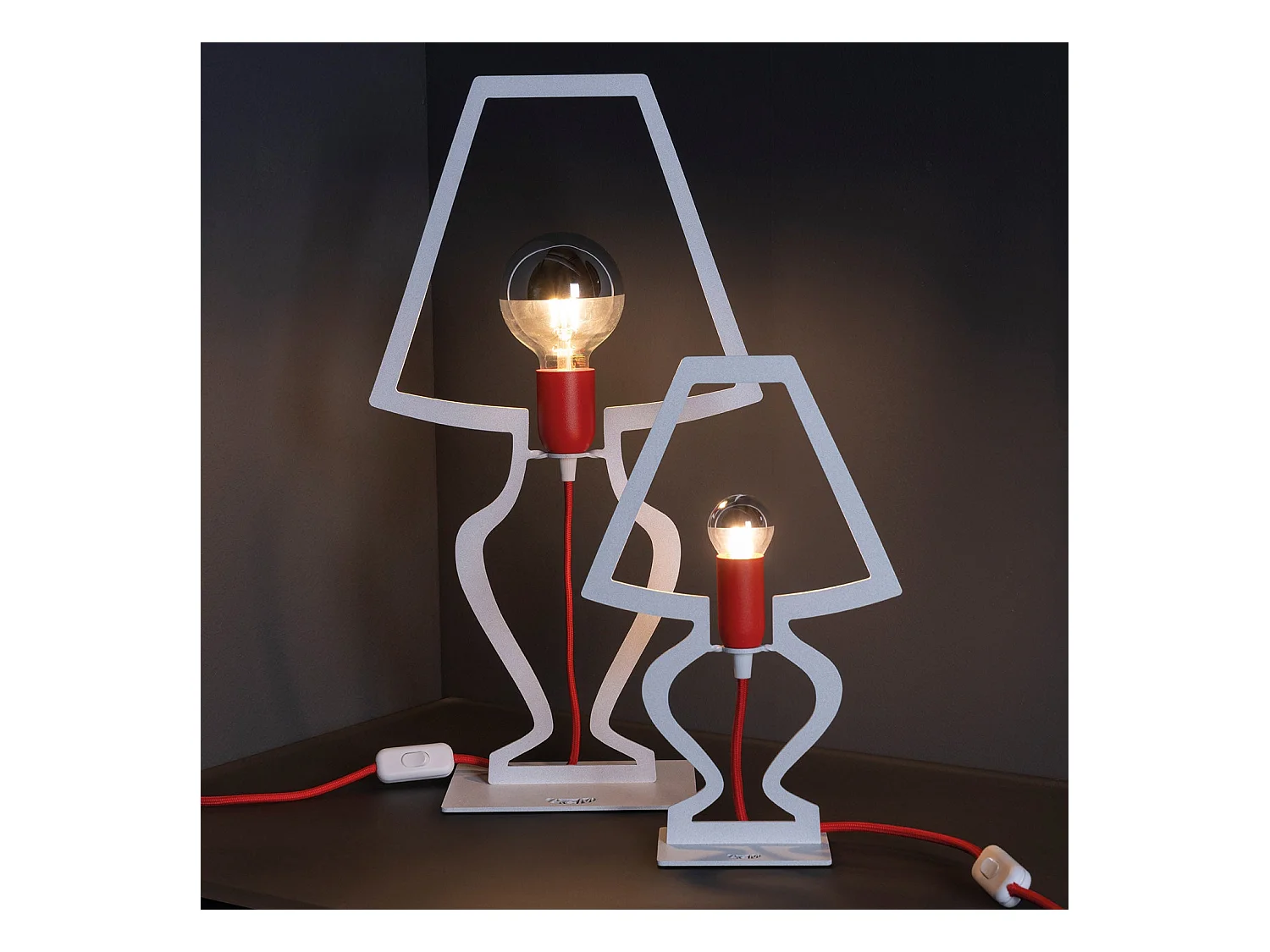 Große Silhouette-Tischlampe 30x54 cm aus stilisiertem Eisen. Modernes, traumhaftes Design. E27-Anschluss. Hergestellt in Italien. Weiß