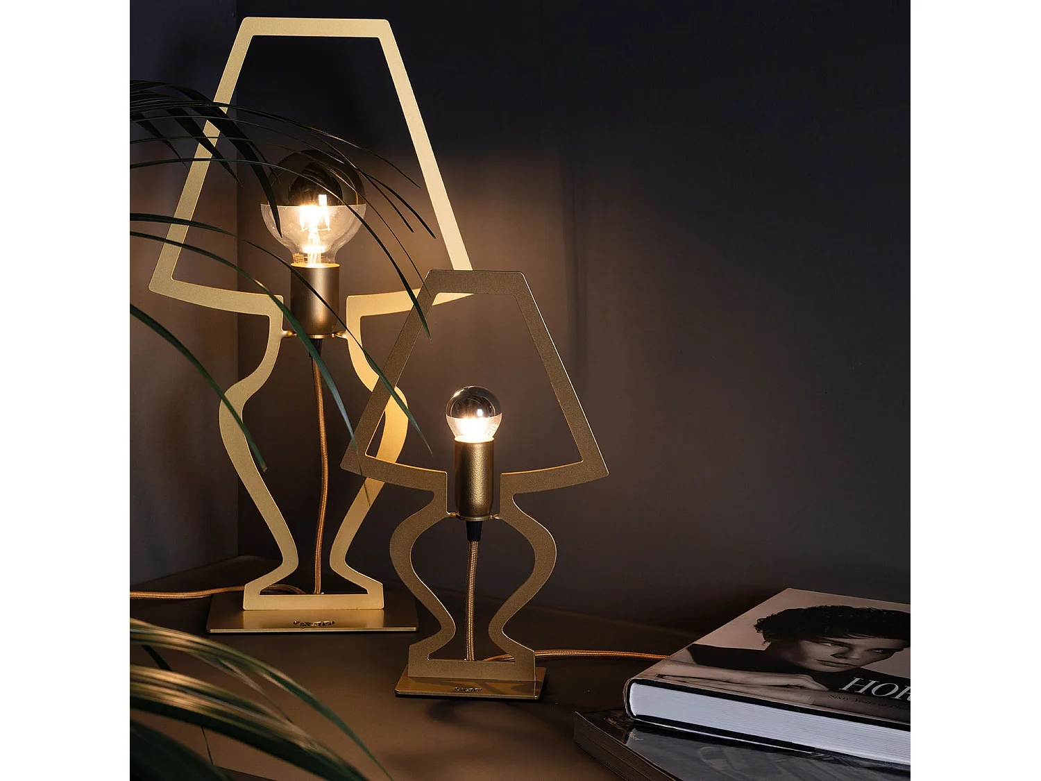 Lampe de table Silhouette Ø22x33 cm Fer perforé Or transparent Fabriqué en Italie Connexion E14 Complément d'ameublement