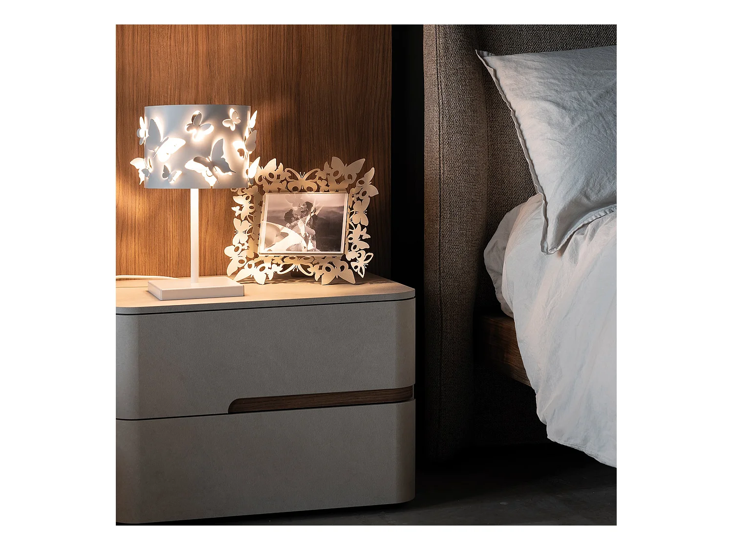 Lampe de table Farfallosa 20x20x37,2 cm en fer perforé avec papillons en relief Effet lumineux Douille E27 Made in Italy Pêche