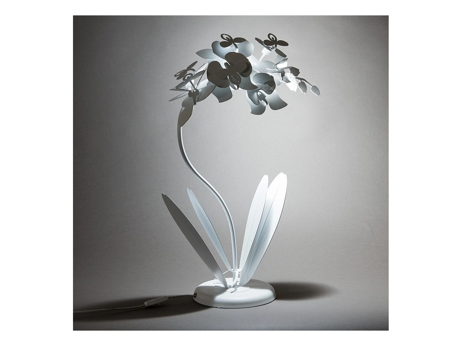Petite lampe de table Orchidea 38x20x57 cm en fer découpé au laser Design floral moderne Connexion E14 Made in Italy Or