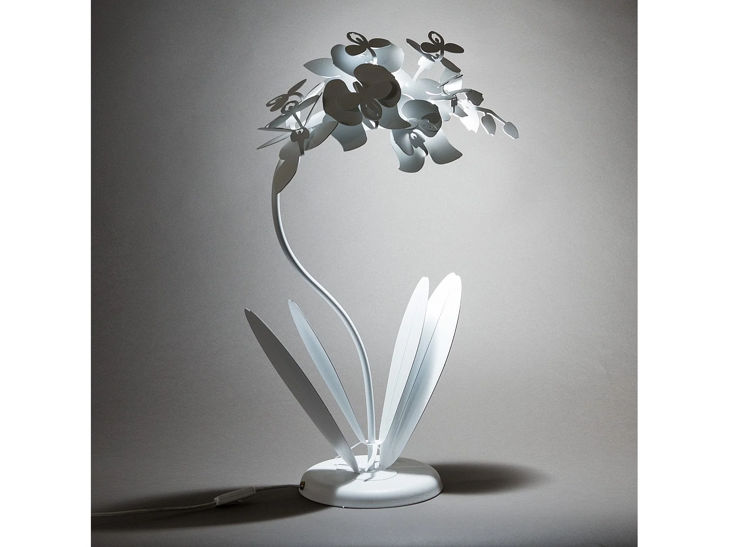 Petite lampe de table Orchidea 38x20x57 cm en fer découpé au laser Design floral moderne Connexion E14 Made in Italy Or