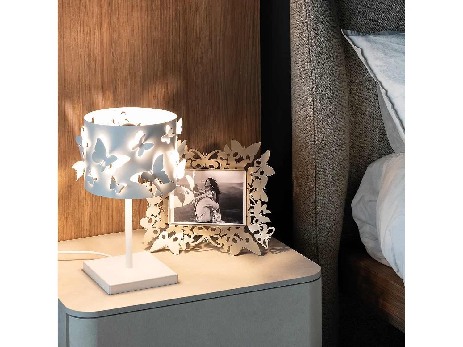 Lampe Farfallosa 20x20x37,2 cm fer perforé, papillons relief, effet lumineux décoratif, E27, Made in Italy Beige