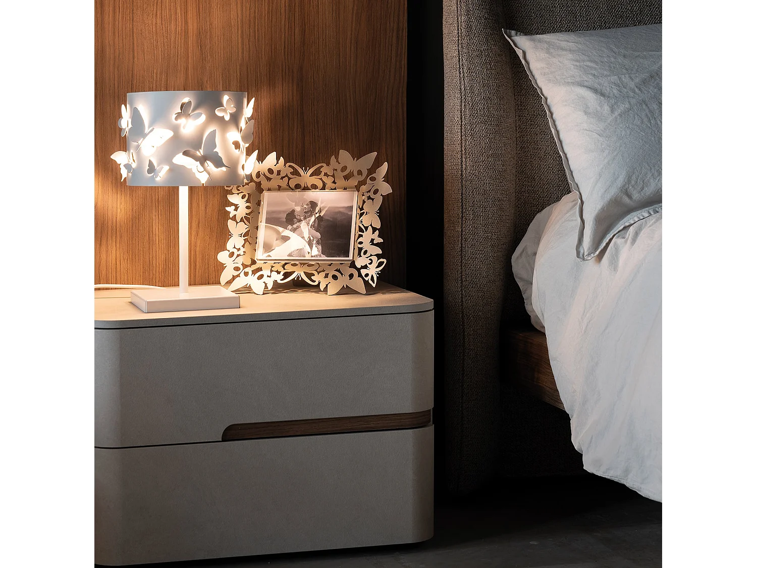 Lampe Farfallosa 20x20x37,2 cm fer perforé, papillons relief, effet lumineux décoratif, E27, Made in Italy Beige