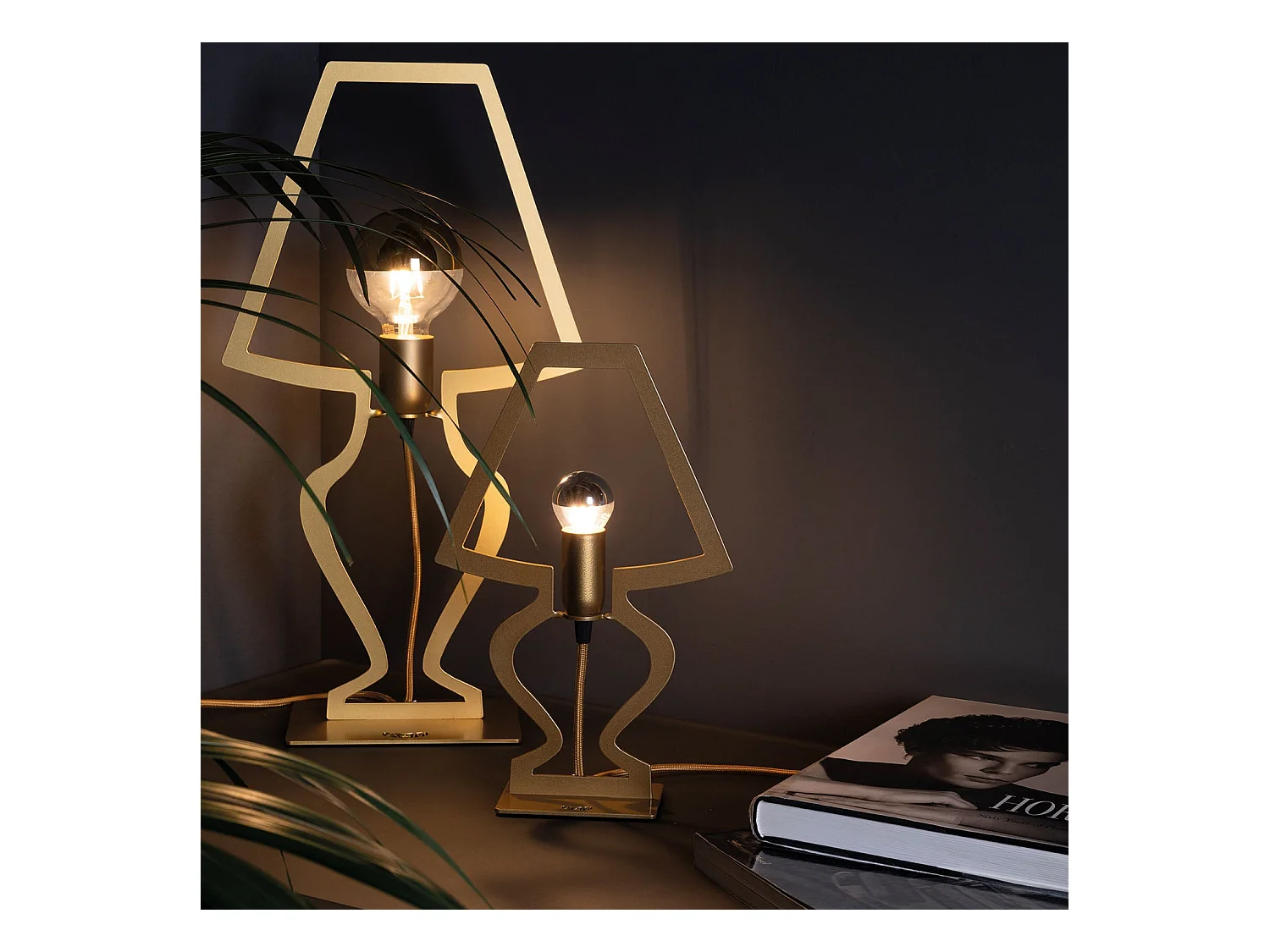 Grande lampe de table Silhouette 30x54 cm en fer stylisé Design onirique moderne Connexion E27 Made in Italy Or