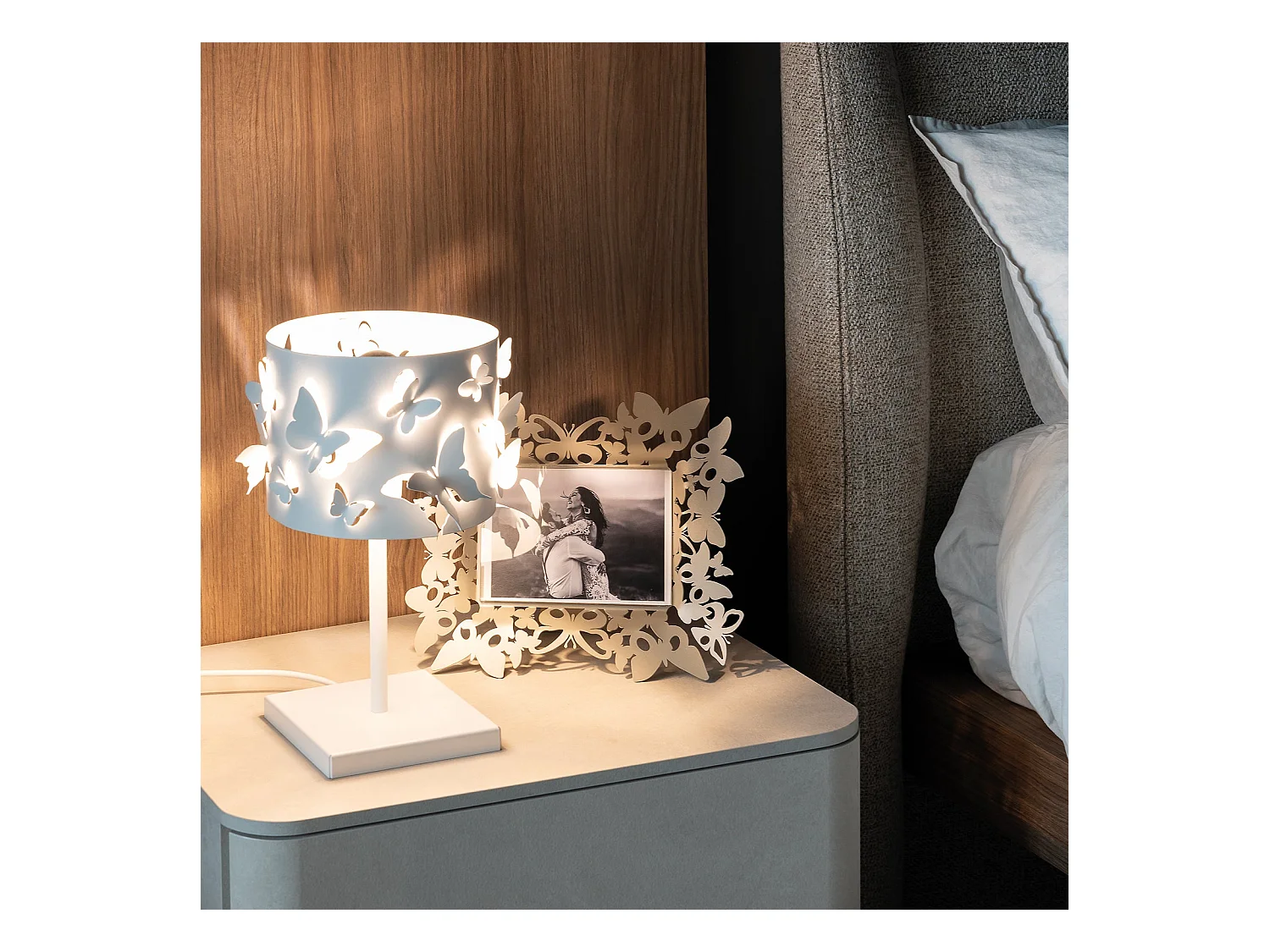 Lampe Farfallosa 20x20x37,2 cm fer perforé, papillons relief, effet lumineux décoratif, E27, Made in Italy Blanc