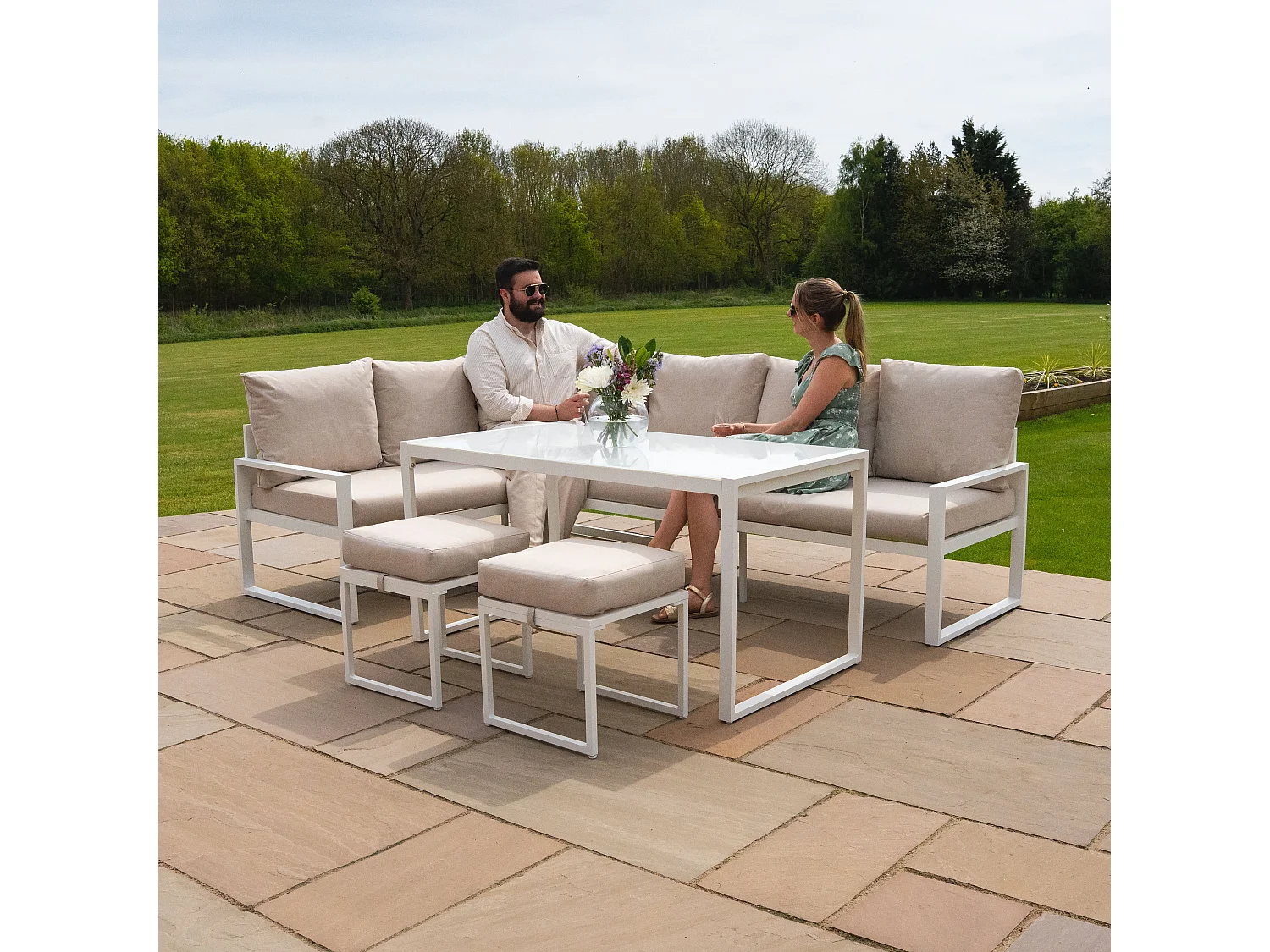 Set Sofa Esquinero de aluminio Blanco 7 plazas + Caja de Almacenamiento en Ratán negro 582L