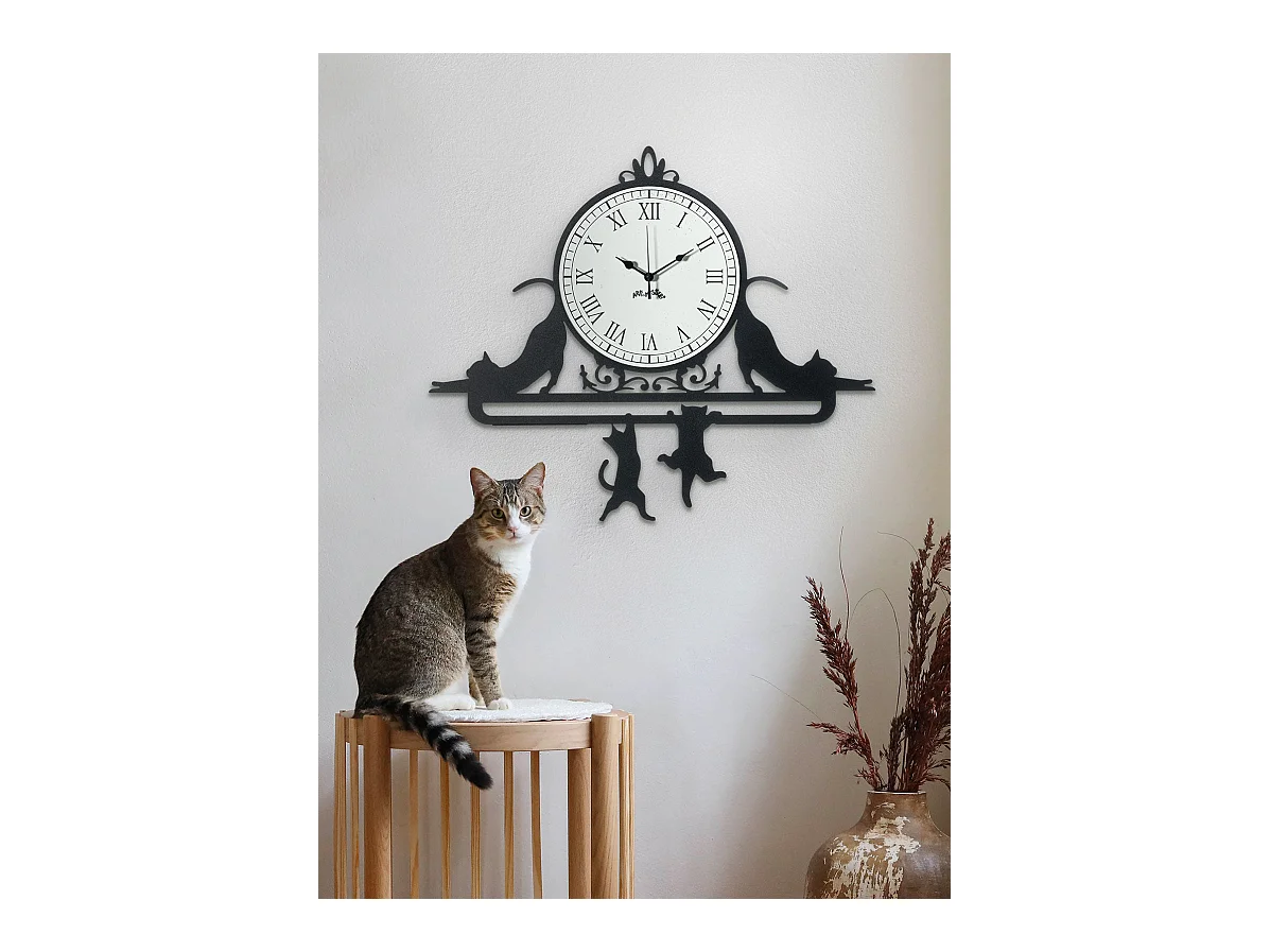 Horloge murale en fer Cattitude 62x52 cm avec chats, cadran blanc, chiffres romains, design élégant original, Made in Italy