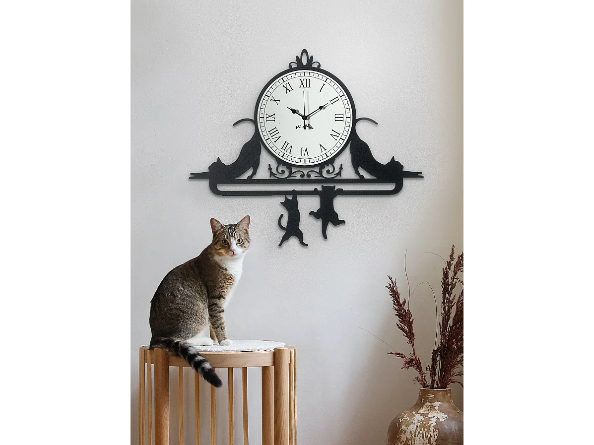 Horloge murale en fer Cattitude 62x52 cm avec chats, cadran blanc, chiffres romains, design élégant original, Made in Italy