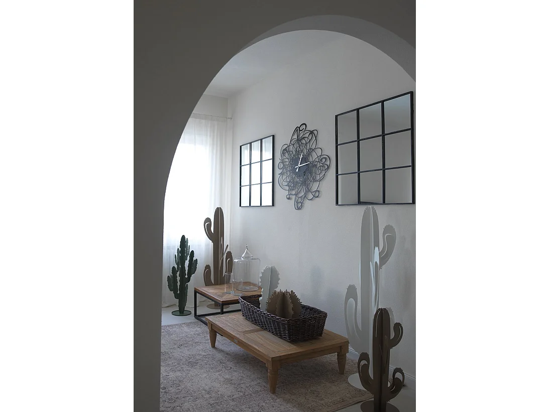 Große Doodle-Wanduhr Ø90 cm aus schwarzem Eisen mit Zahlen und gewebtem Rahmen. Modernes dekoratives Design. Weiße Zeiger. Hergestellt in Italien