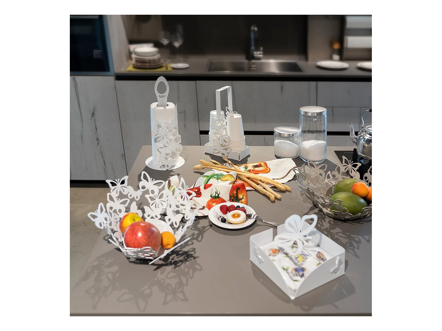 Petit centre de table Farfalloso Ø31 cm en fer perforé en marbre blanc avec papillons décoration de table élégante Made in Italy