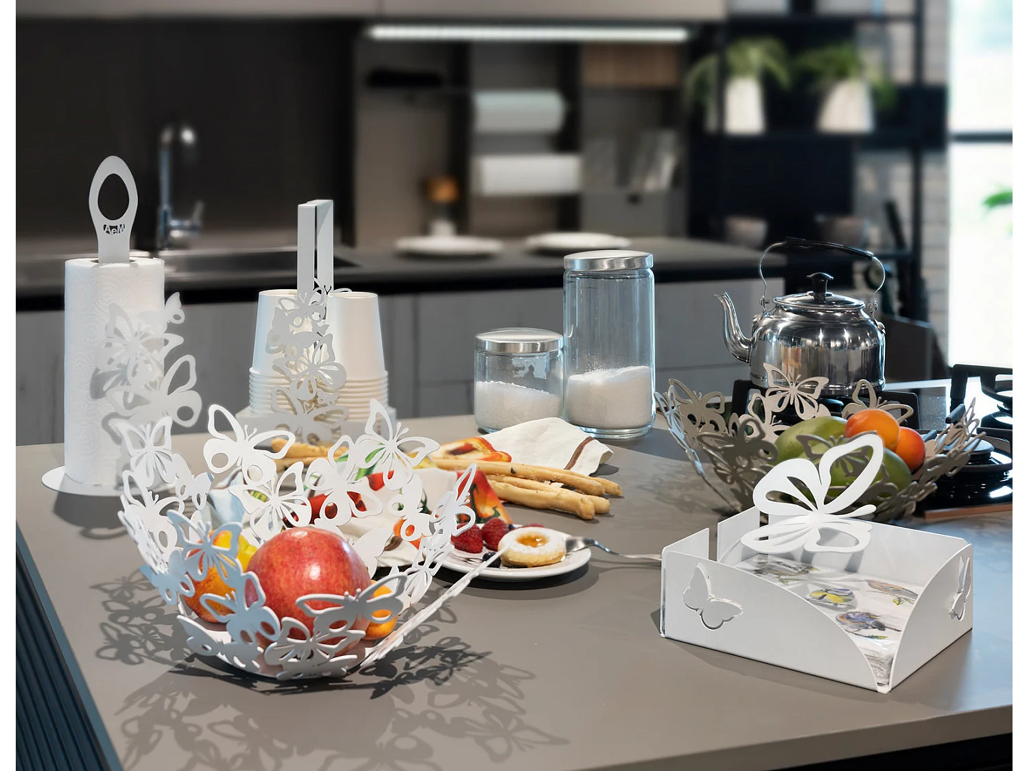 Petit centre de table Farfalloso Ø31 cm en fer perforé laqué doré avec papillons décoration de table élégante Made in Italy