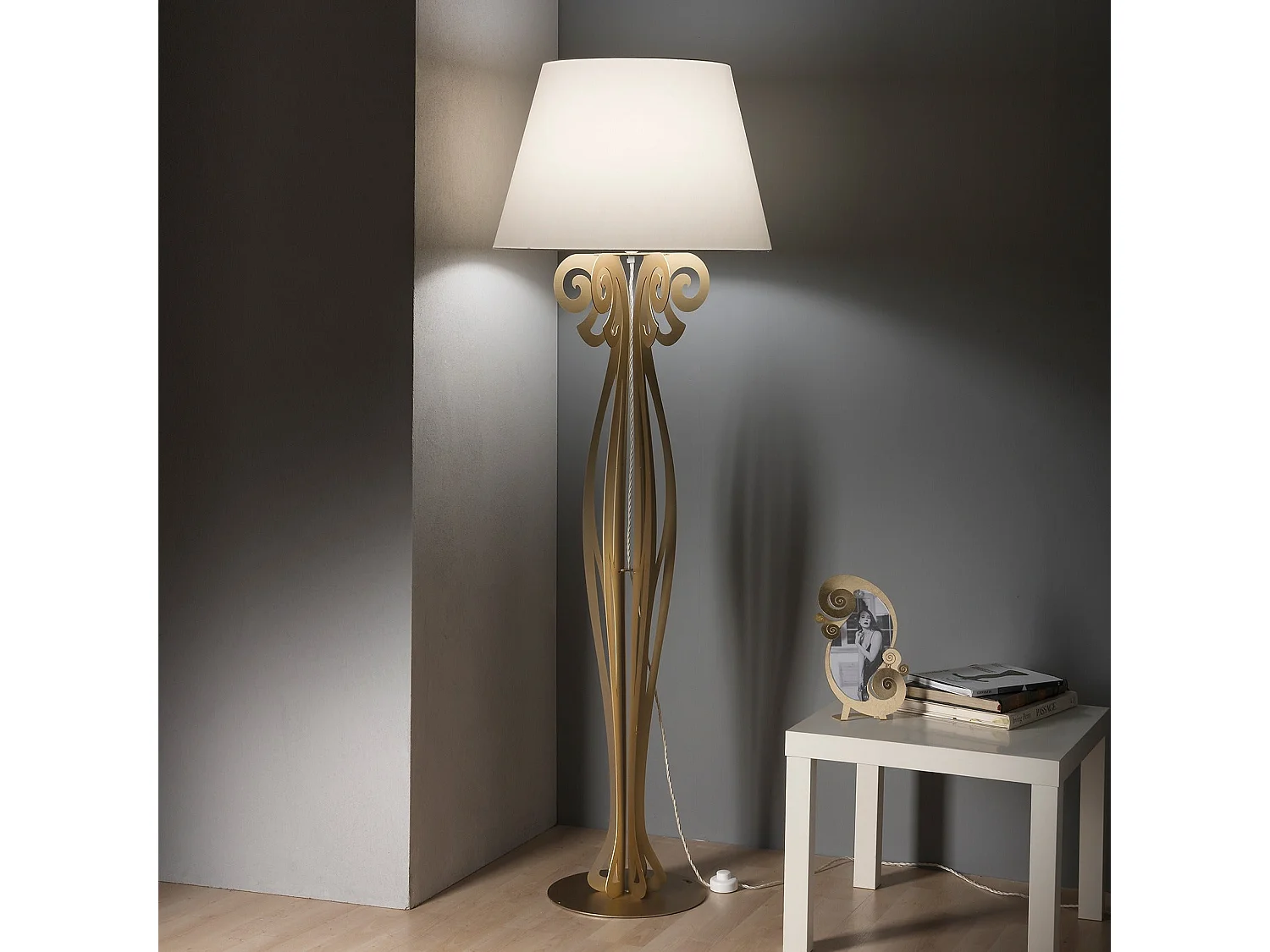 Circeo vloerlamp 60x180 cm Goudkleurige ijzeren structuur met ivoren lampenkap Modern vintage design met voetschakelaar Made in Italy