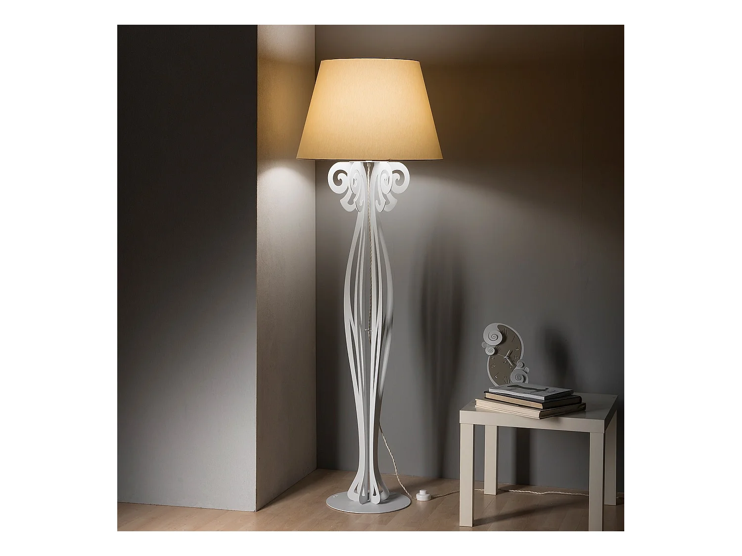 Lampadaire Circeo 60x180 cm en fer blanc, abat-jour sable, design vintage, interrupteur au pied, Made in Italy