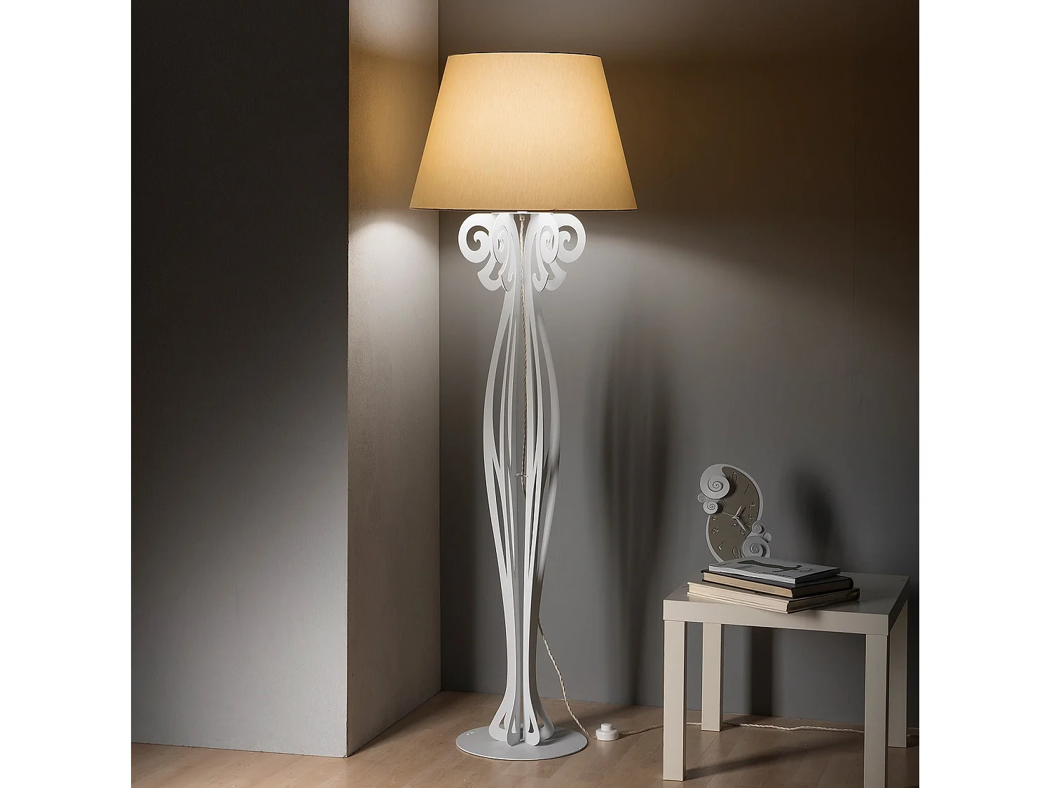 Lampadaire Circeo 60x180 cm en fer blanc, abat-jour sable, design vintage, interrupteur au pied, Made in Italy