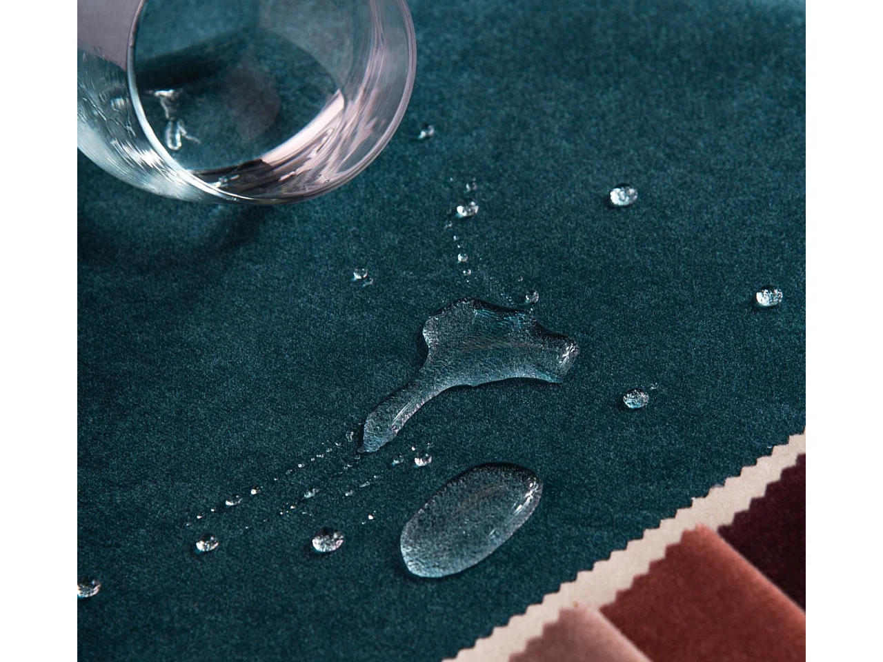 Lit rembourré Lux gris clair 160x200 cm, coffre, tête de lit, sommier, pieds dorés, tissu Amon