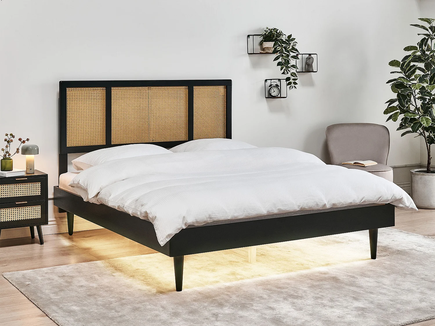Cama com LED Rattan AURAY 160 x 200 cm Preto
