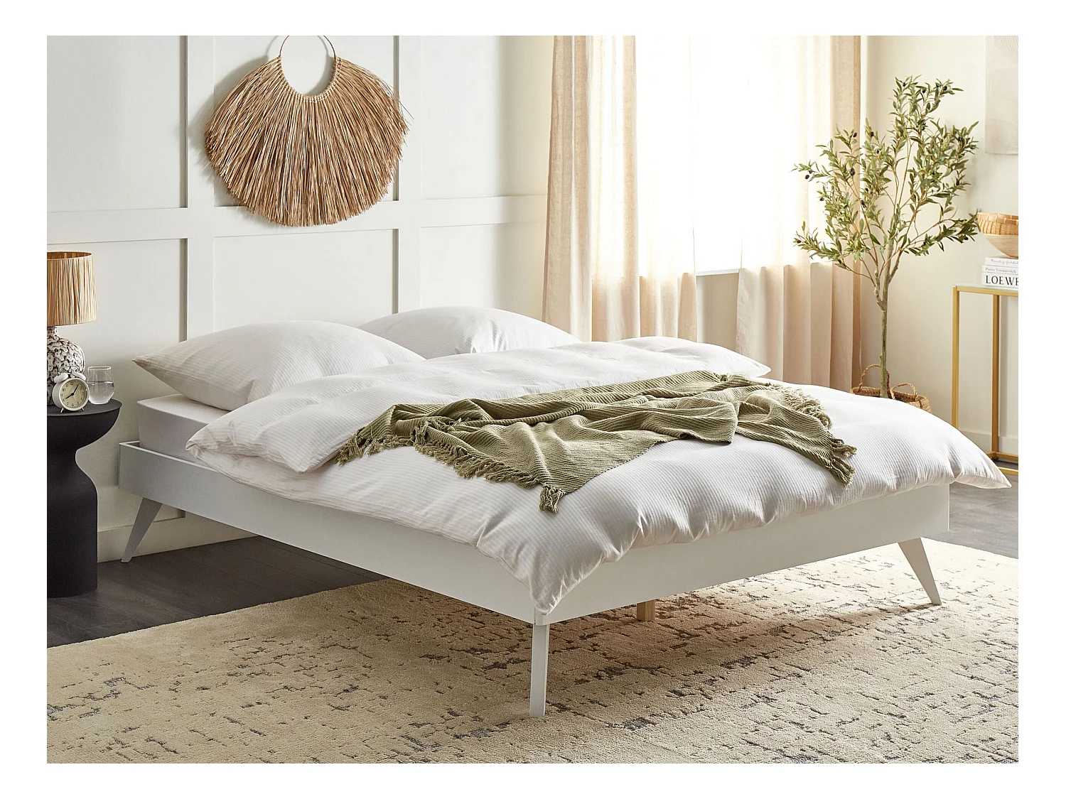 Bett mit hohen Beinen Lattenrost 160 x 200 cm weiß Doppelbett klassisch Berric