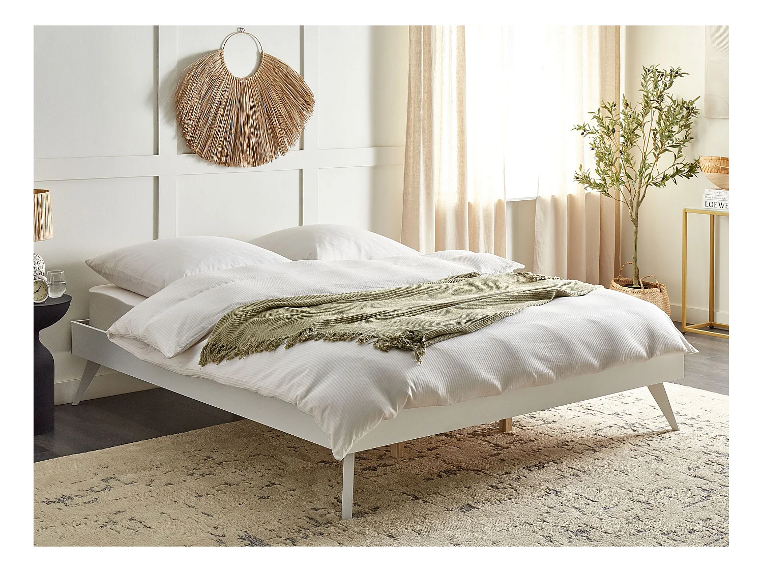 Bett mit hohen Beinen Lattenrost 180 x 200 cm weiß Doppelbett klassisch Berric
