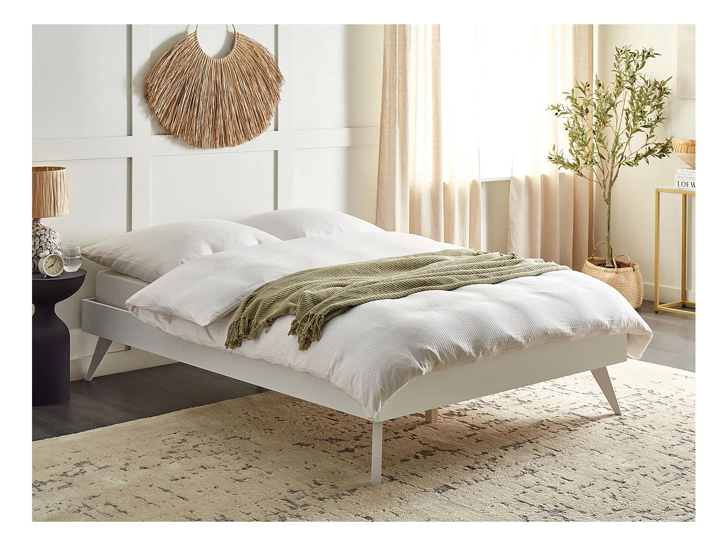 Bett mit hohen Beinen Lattenrost 140 x 200 cm weiß Doppelbett klassisch Berric
