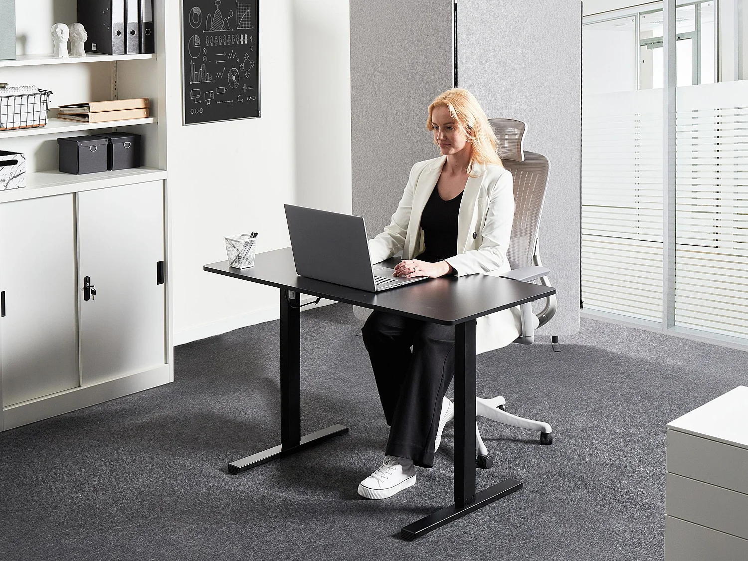 Bureau réglable en hauteur électriquement TAVARES Noir 120 cm 60 cm