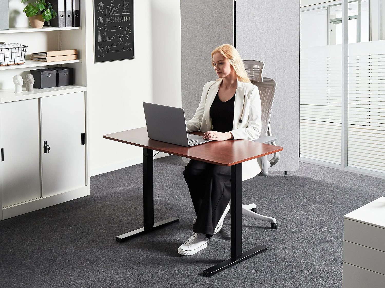 Bureau elektrisch verstelbaar zwart/donkerbruin 120 x 60 cm TAVARES