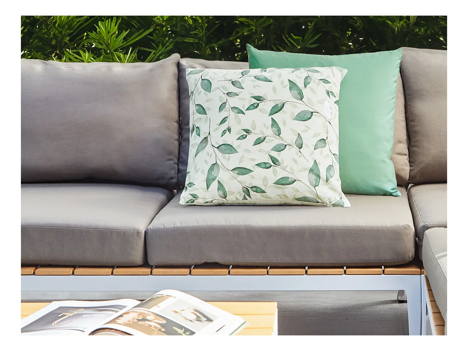 Lot de 2 coussins d'extérieur FLYLEAF Motif de plante 45 x 45 cm Vert