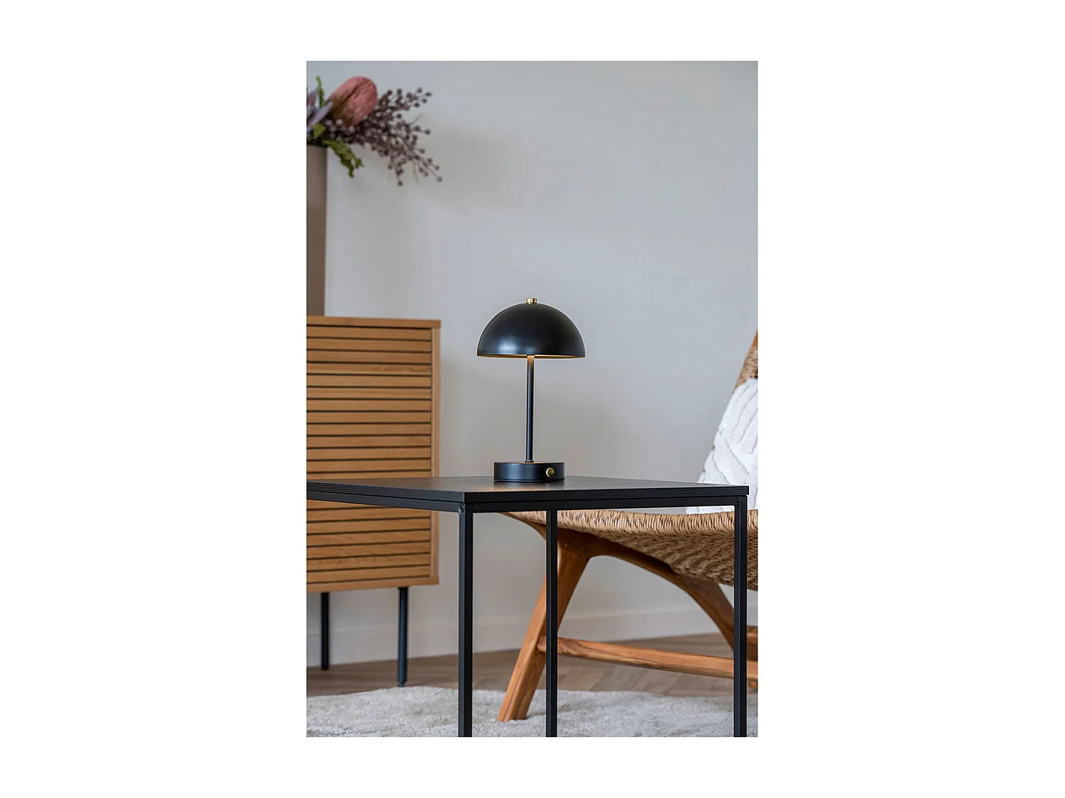 Holt lampe de table LED rechargeable noire.