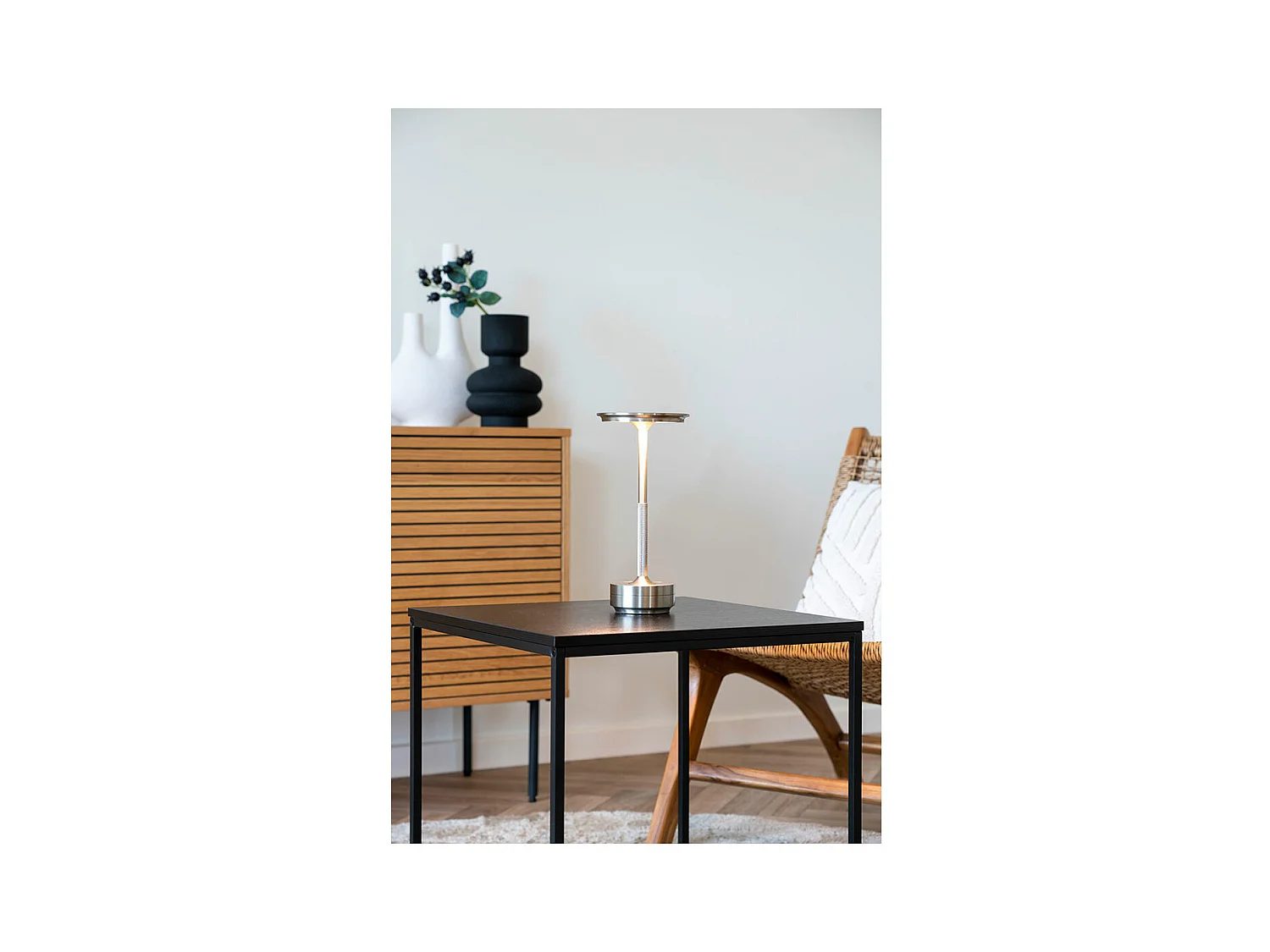 Lyneham lampe de table LED rechargeable décor argent.