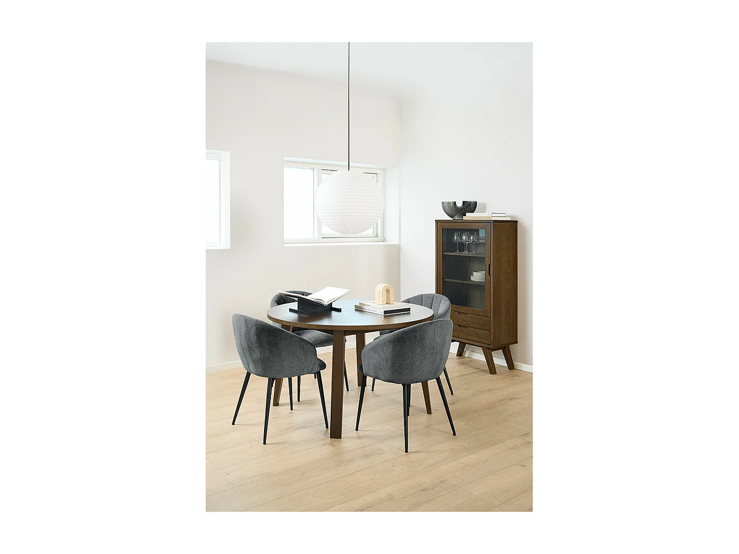 Bristol vitrinekast 1 deur 2 lades 2 planken grijs.