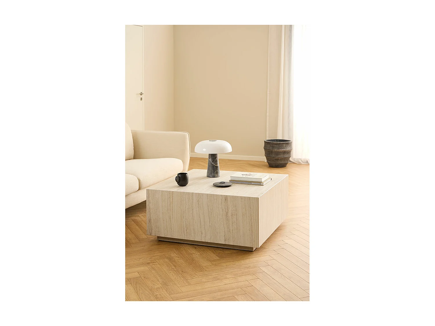 Dice table basse beige.