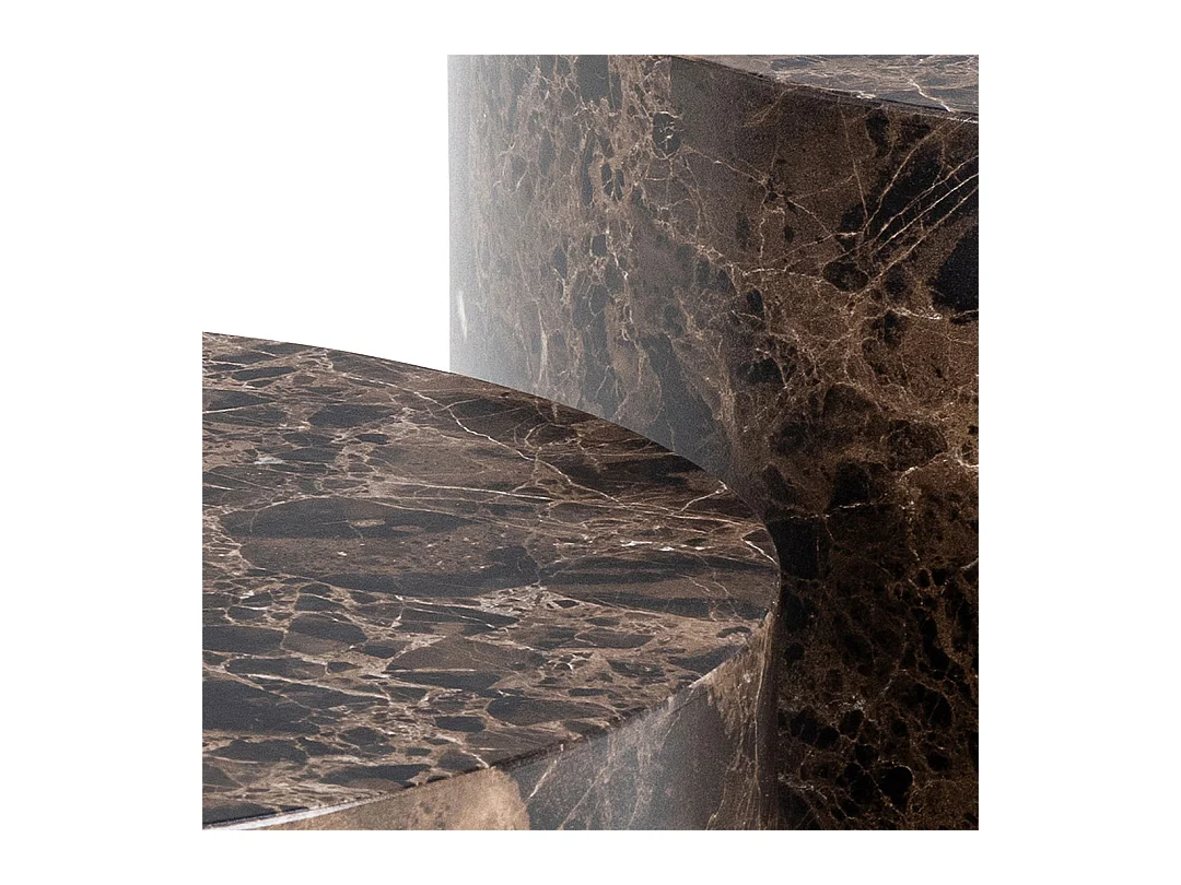 Dice table basse marron.