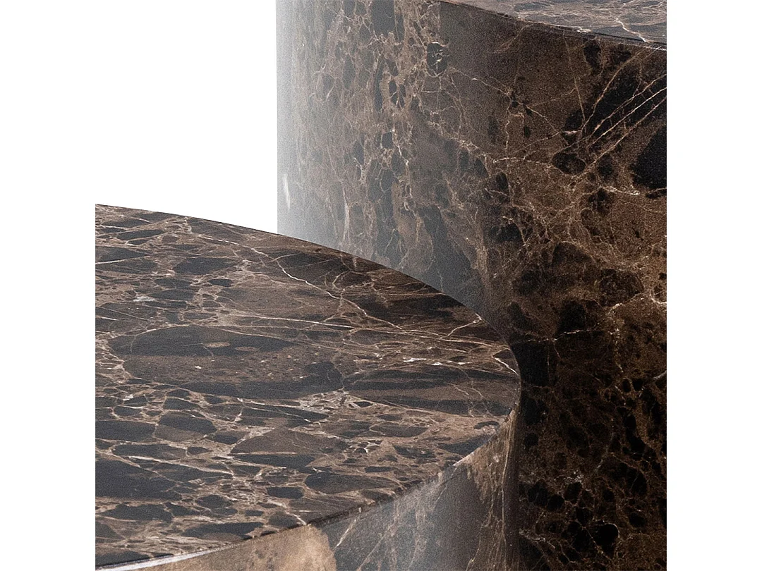 Dice table basse marron.