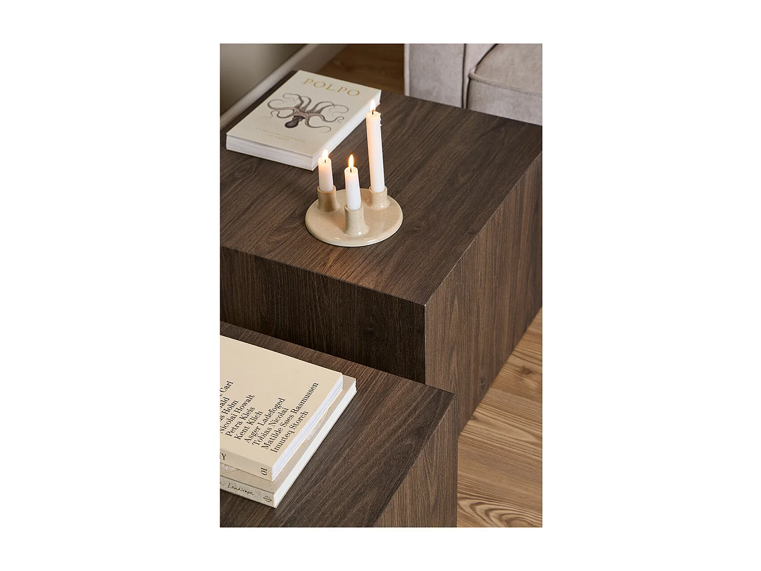 Dice table basse marron.