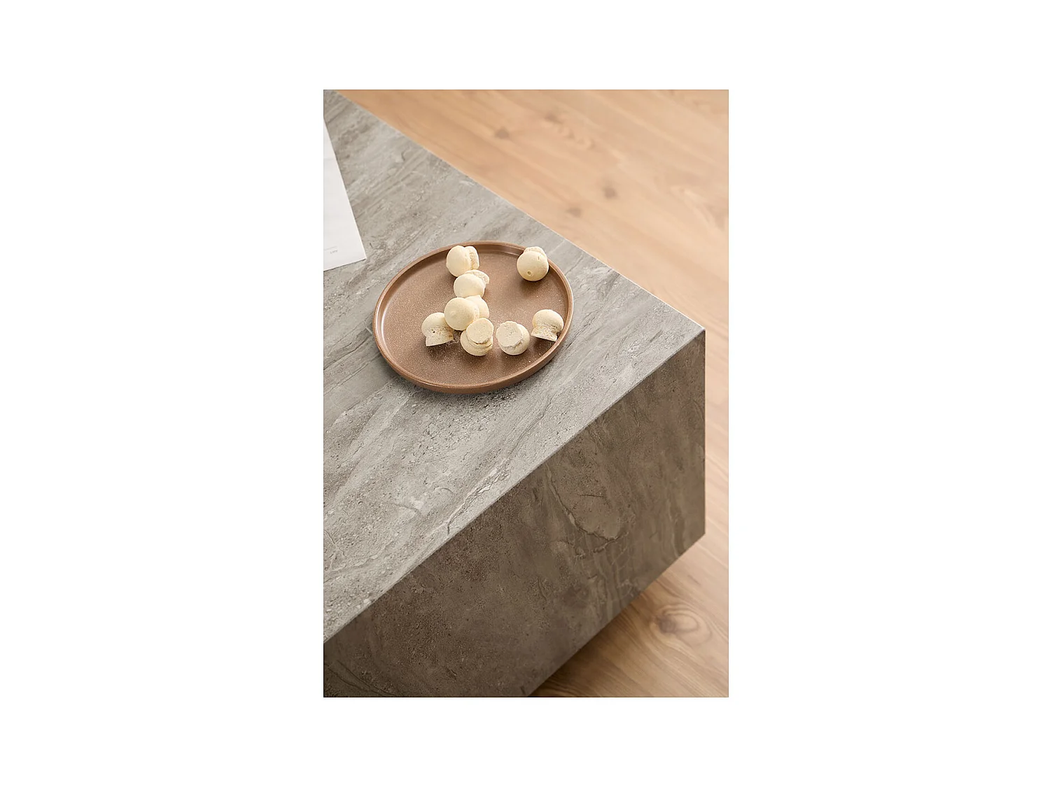 Dice table basse gris.