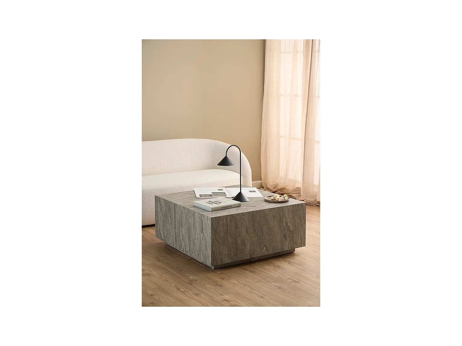 Dice table basse gris.