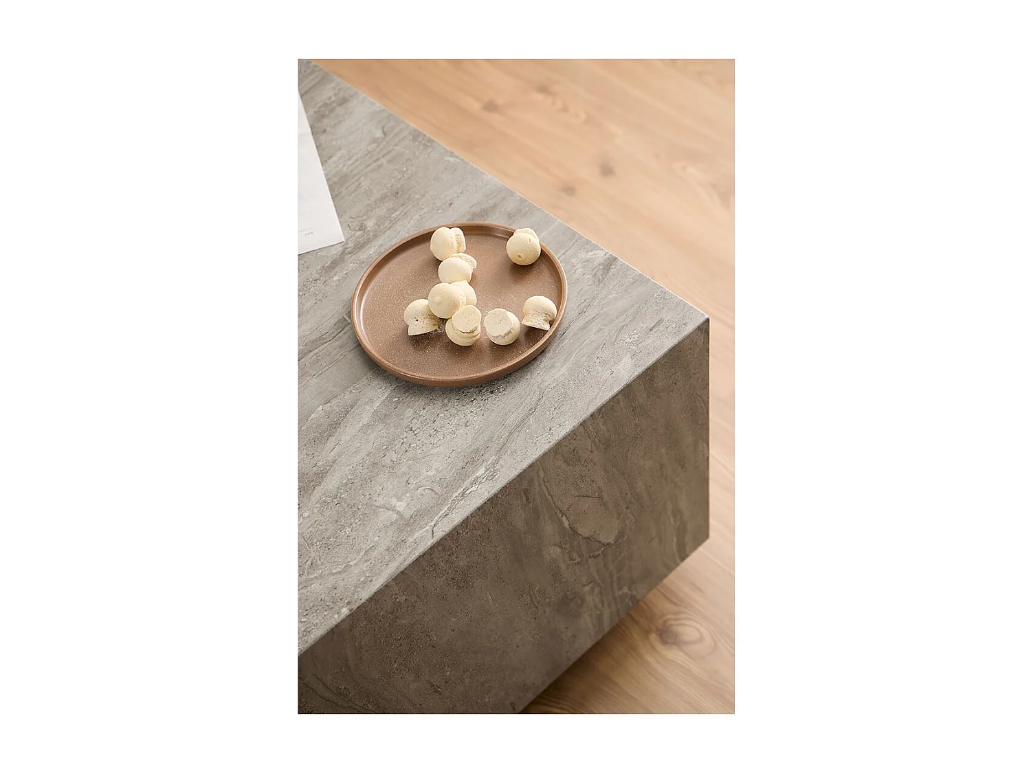 Dice table basse gris.